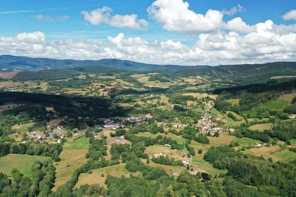 Vue aérienne du village de Viscomtat et du paysage du Livradois-Forez