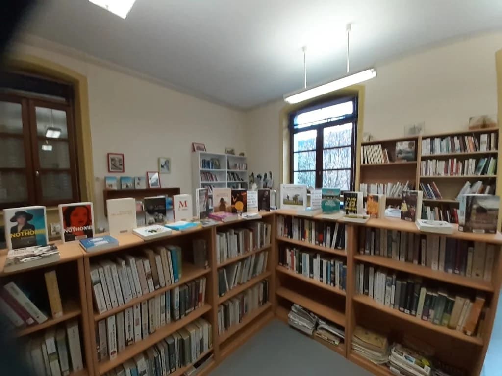 Intérieur de la bibliothèque municipale de Viscomtat
