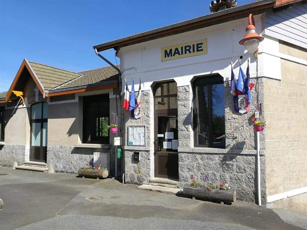 Façade de la mairie de Viscomtat, drapeaux français et européen, enseigne jaune « Mairie »